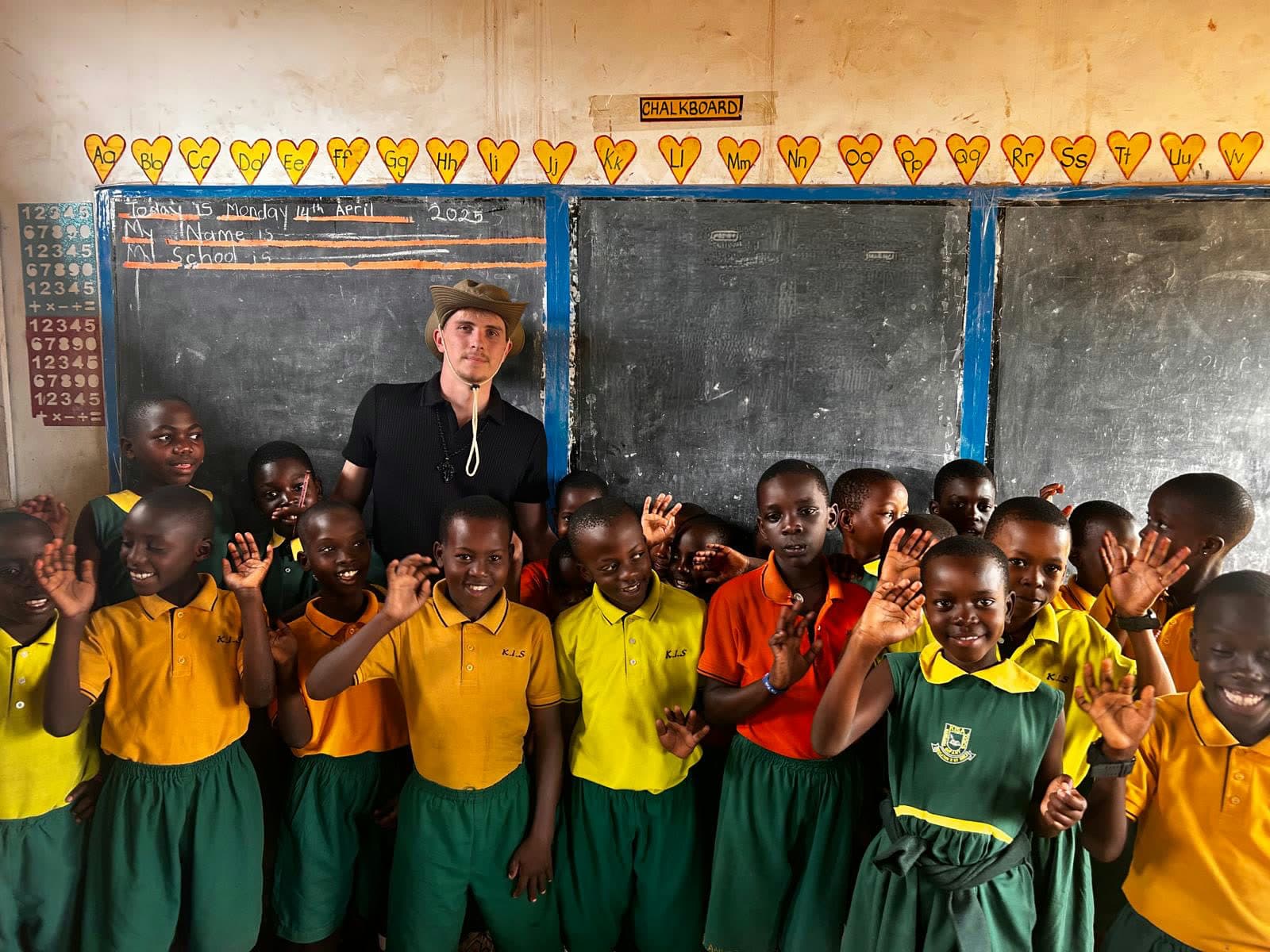 Victoria-Mitgründer mit einer Schulklasse der Kisa Foundation in Uganda