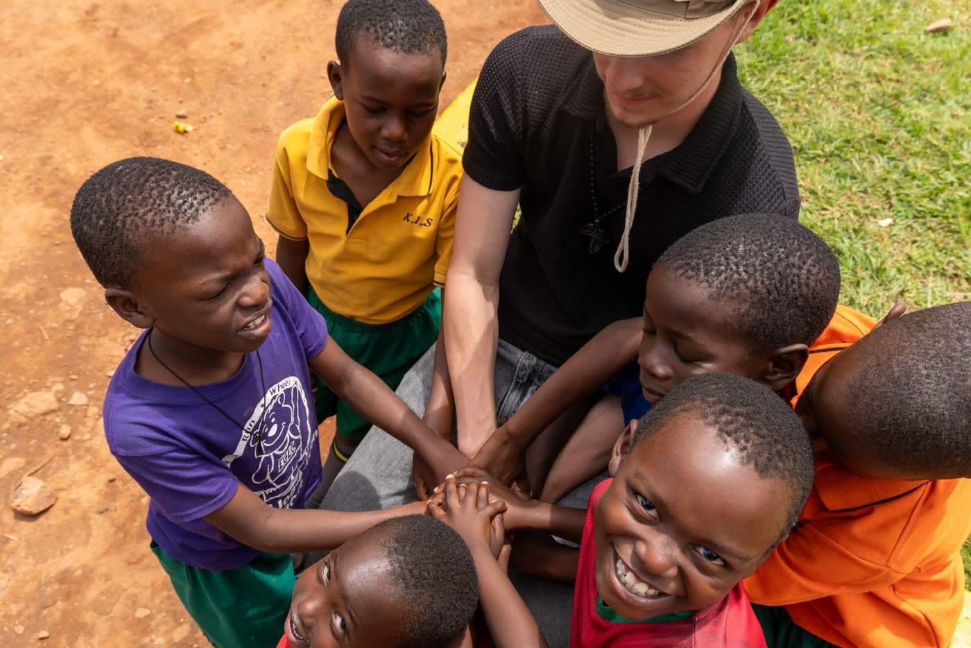 Victoria-Mitgründer legt mit Kindern der Kisa Foundation die Hände zusammen